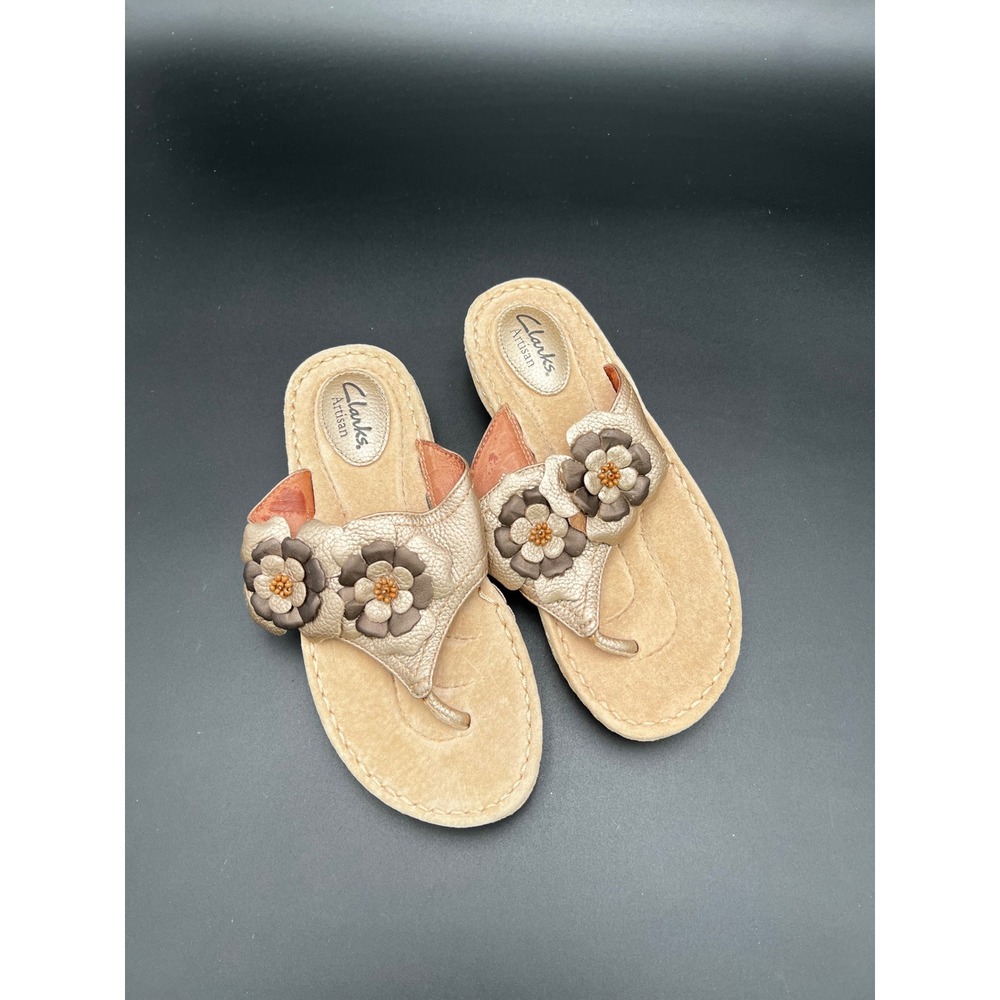Clarks Artisan Women 6.5 M Metallic Gold Leather Floral Applique Thong Sandals